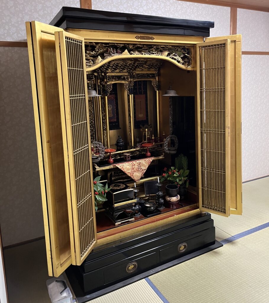 移動した和室の天井に近いほどの高さのある大型仏壇。