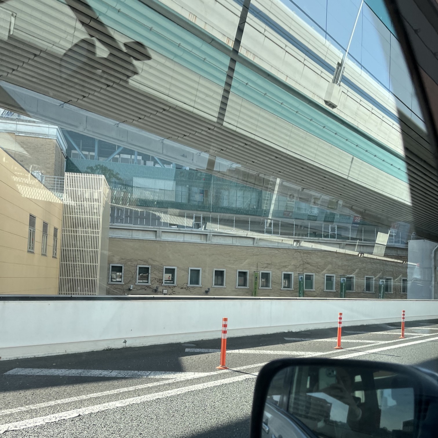 帰りに通った阪神高速神戸線、街中の高速道路で周りは建物に囲まれている