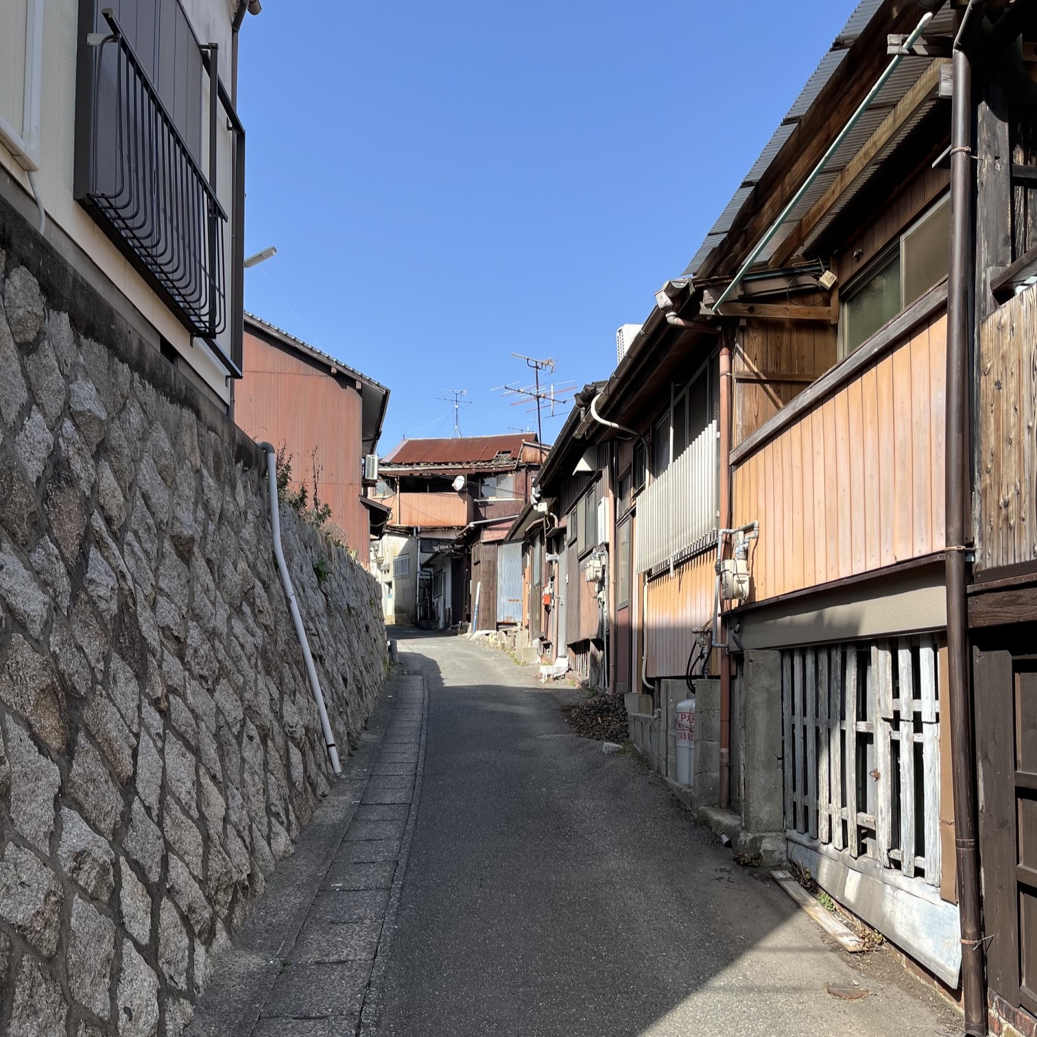 狭い路地には古き良き昭和の木造住宅が並ぶ