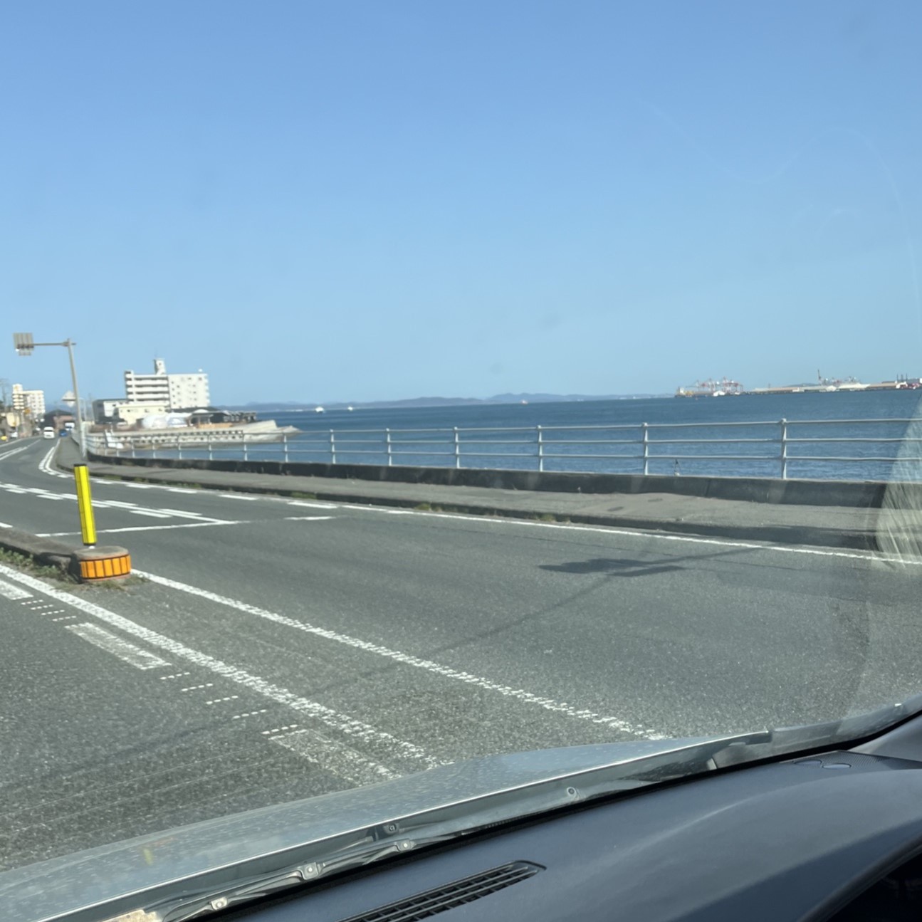 国道の右側には青い空と関門海峡が広がっている