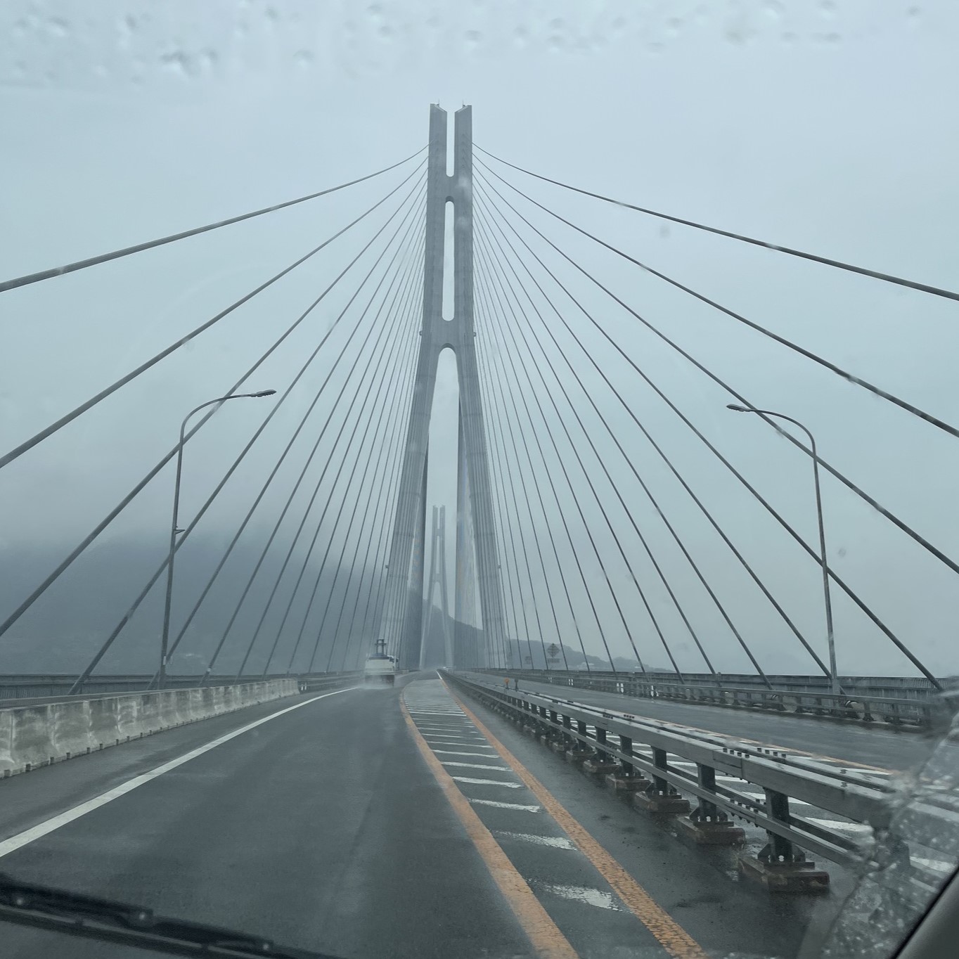 広島県尾道市と愛媛県今治市を結ぶ、しまなみ海道を繋ぐ白く高くそびえ立つ美しい橋