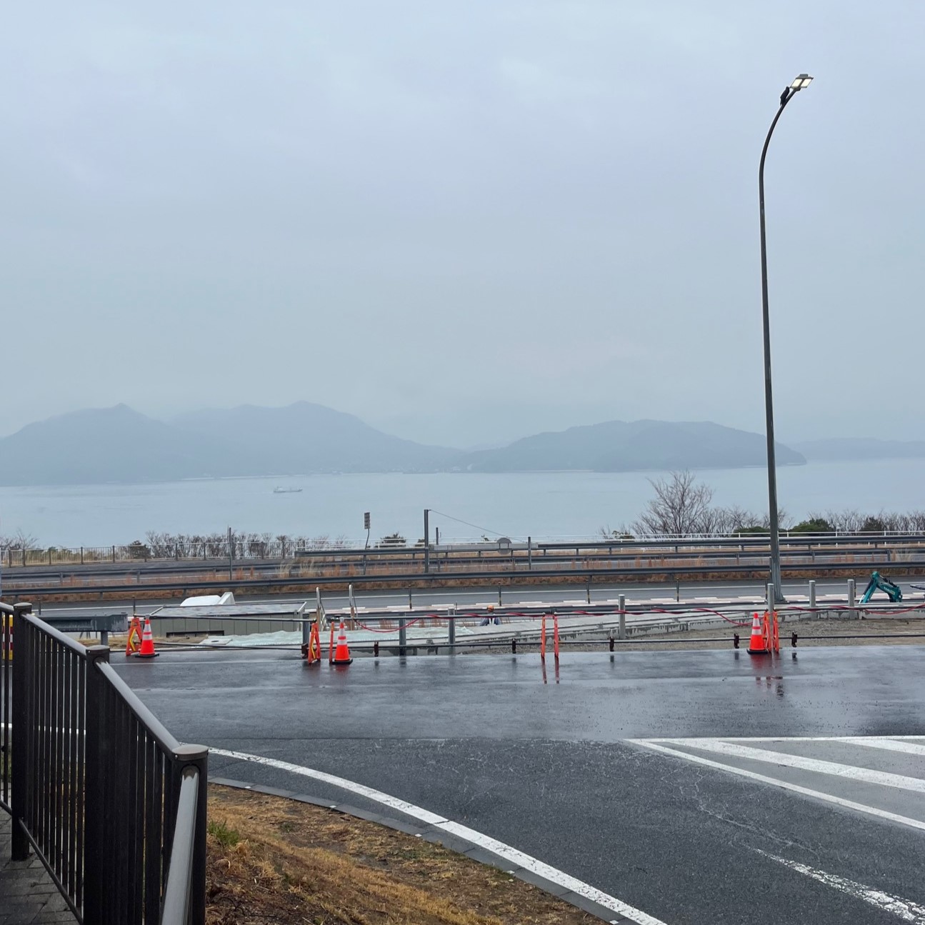 しまなみ海道から眺める瀬戸内海に浮かぶ島々、小さな島が並ぶように沢山見える