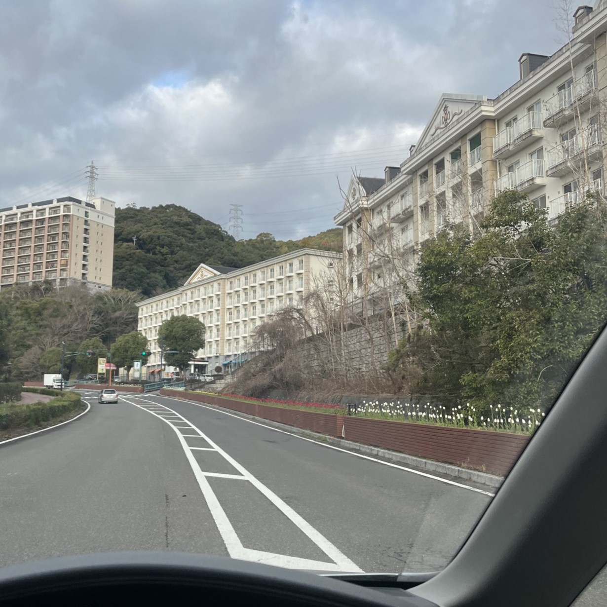 佐世保市からハウステンボスのリゾートホテル沿いの道を走る