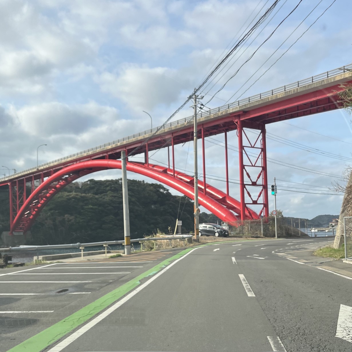 島から島を繋ぐ大きな赤い橋を渡る