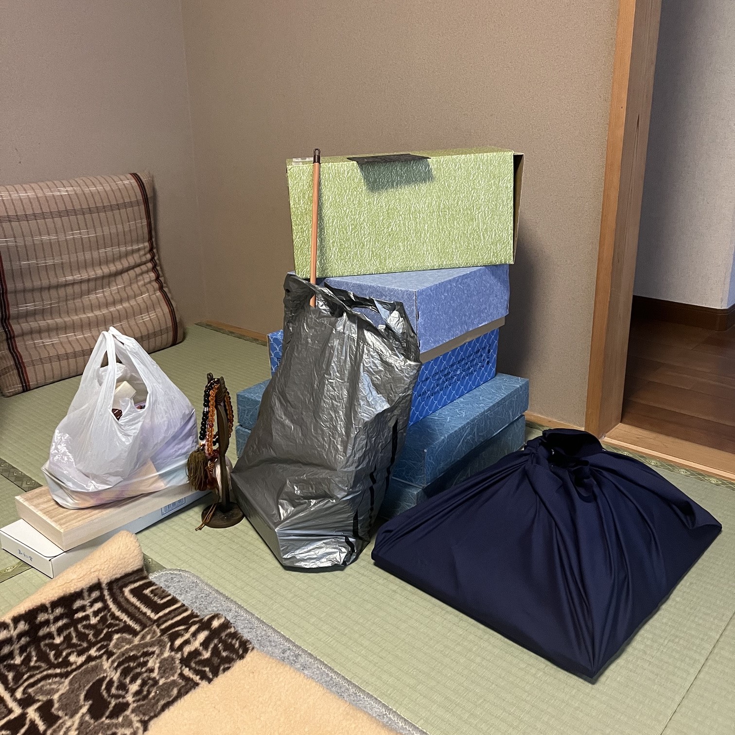 箱や袋に入れられた、お仏壇関連品や、思い出の品も丁寧にお預かりして運ぶ