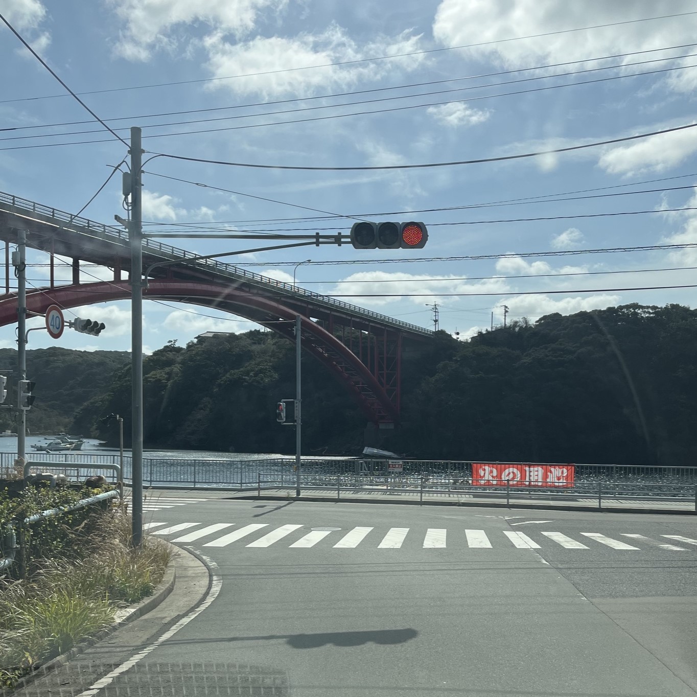 海を挟んで目の前の島には大きく赤色の橋が架かっている
