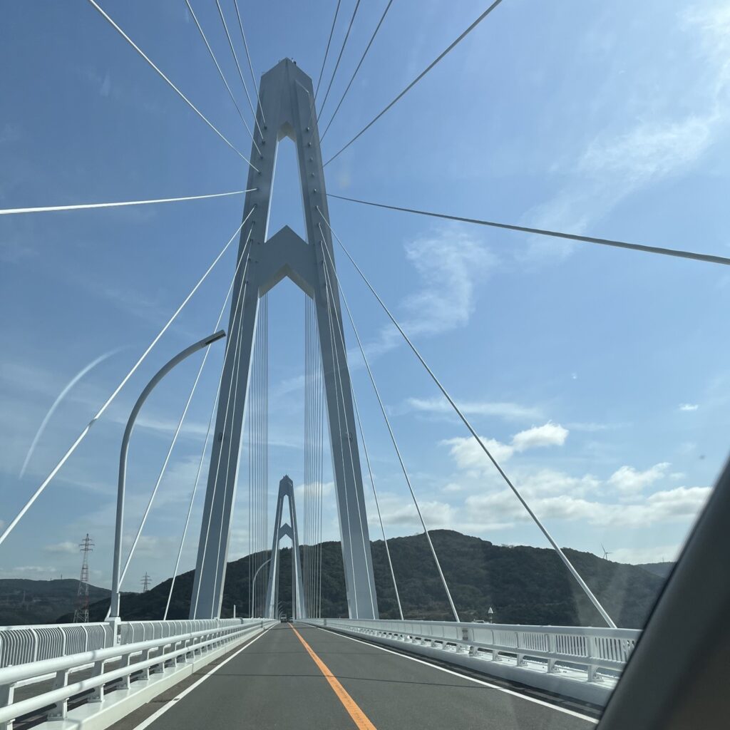 青空の下の白く高い陸橋の道を走っている