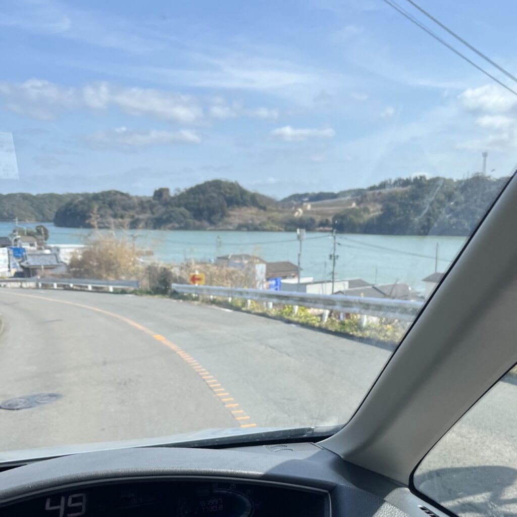 青空の光が海に映り、美しく優しい青色になっている