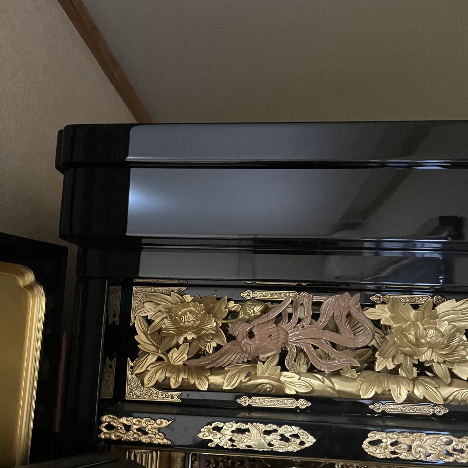 移動、職人による磨き艶出し仕上げ後の仏壇上部、本来の黒漆の輝きが蘇り、風景が映り込むほど輝いている