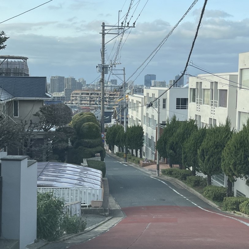 お仏壇移動先の住宅街からは福岡中心部のビル群が見渡せる