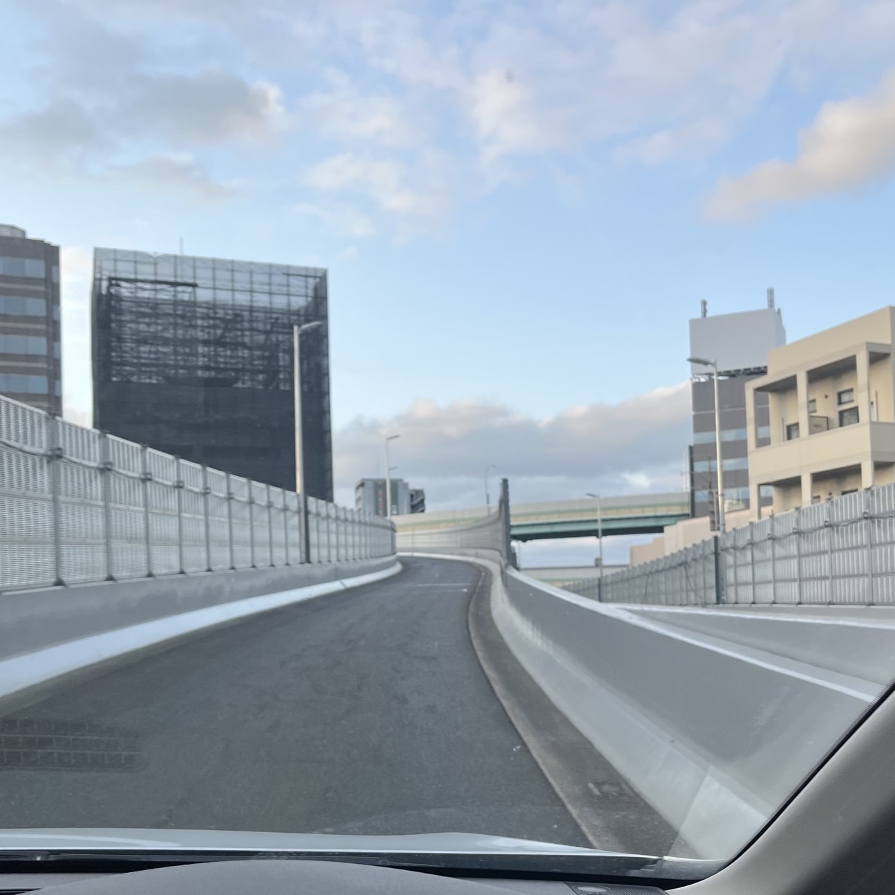 ビルに挟まれた細い高架を上がり、福岡都市高速インターチェンジに入る