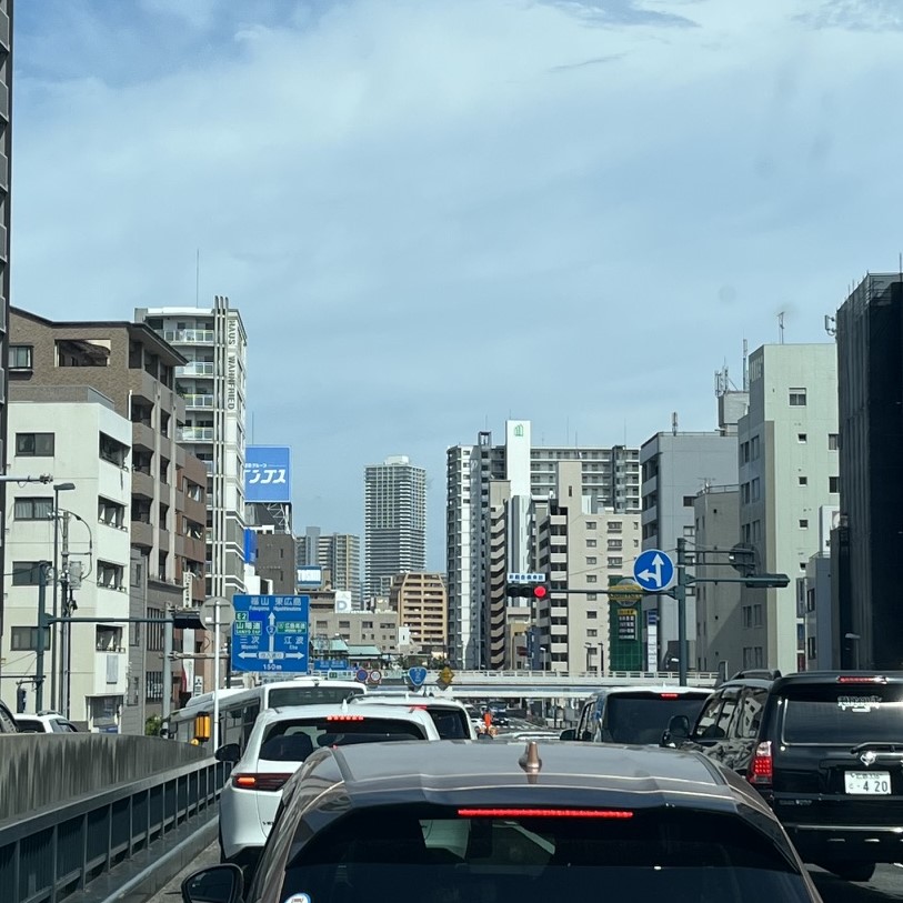 広島市中心部では高層ビルや高層マンションが並び車も渋滞している