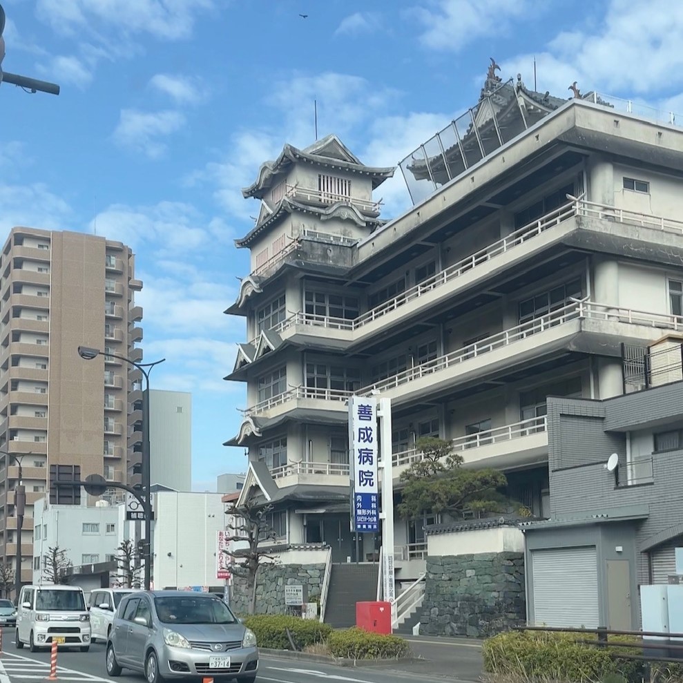 徳島市内のお城のような造りの病院