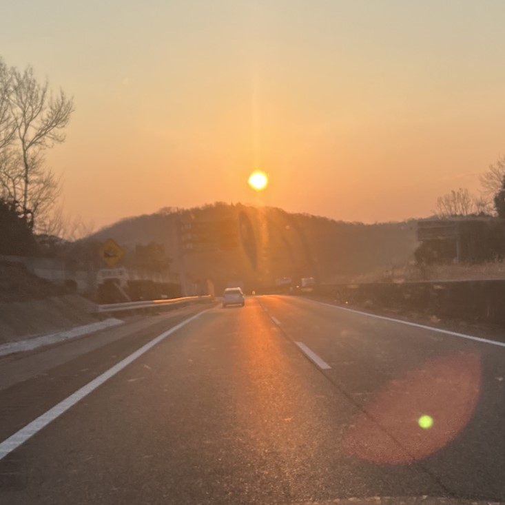 高速道路も黄金色に染まる美しい朝日