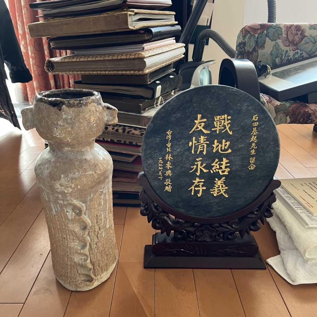 ご家族様が大切にされている石碑も丁寧に梱包し、お仏壇と共に大切に積み込む