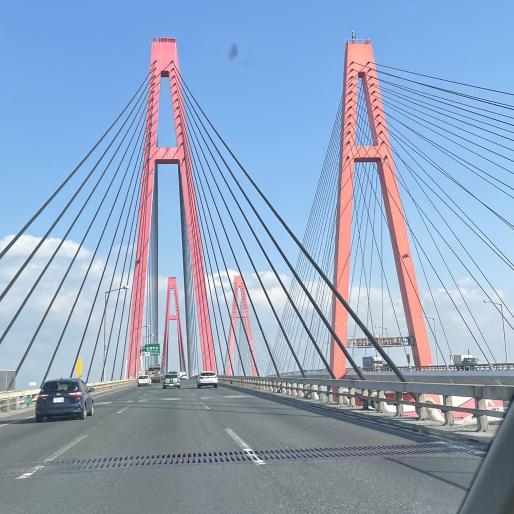 伊勢湾岸道路で通った名古屋湾の上を走る陸橋、赤く大きな陸橋がひときわ目立つ