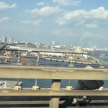 高台の陸橋からは、工場地帯や名古屋中心部のビル群が広がって見える