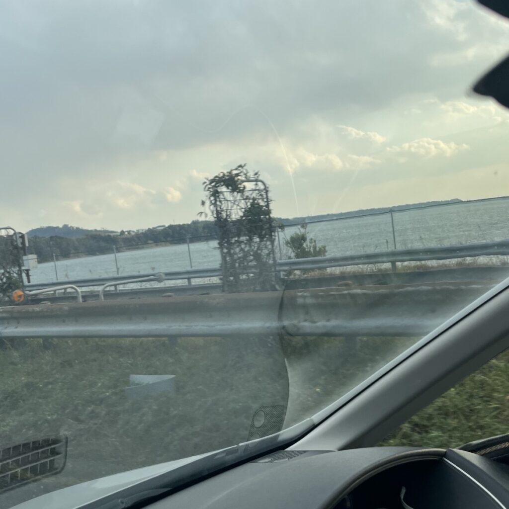 静岡県に入り東名高速道路から見える浜名湖、道を挟んで湖が左右に広がっている