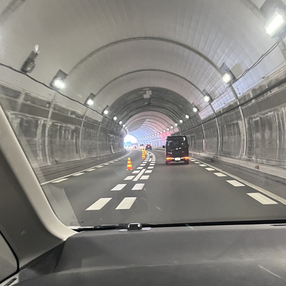 綺麗で明るい照明で照らされたトンネルを走っている