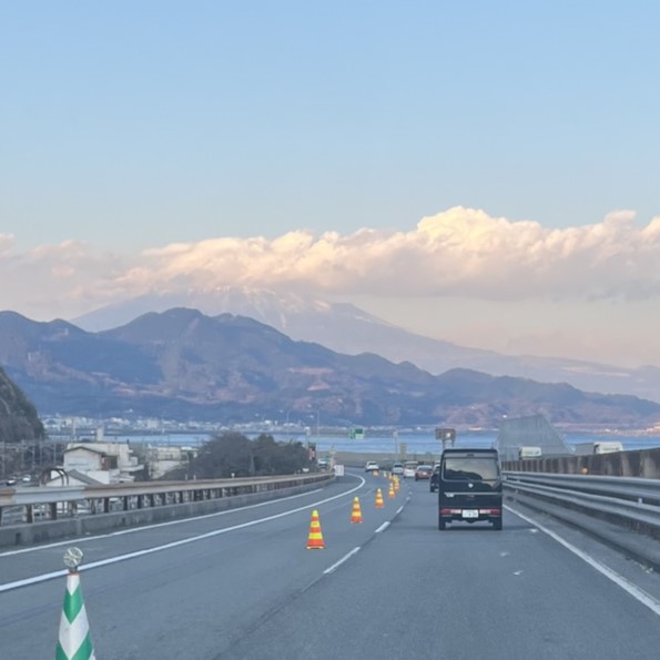 東名高速、静岡県清水区由比で見える富士山と駿河湾、雄大な富士山の裾野には港町が広がっている