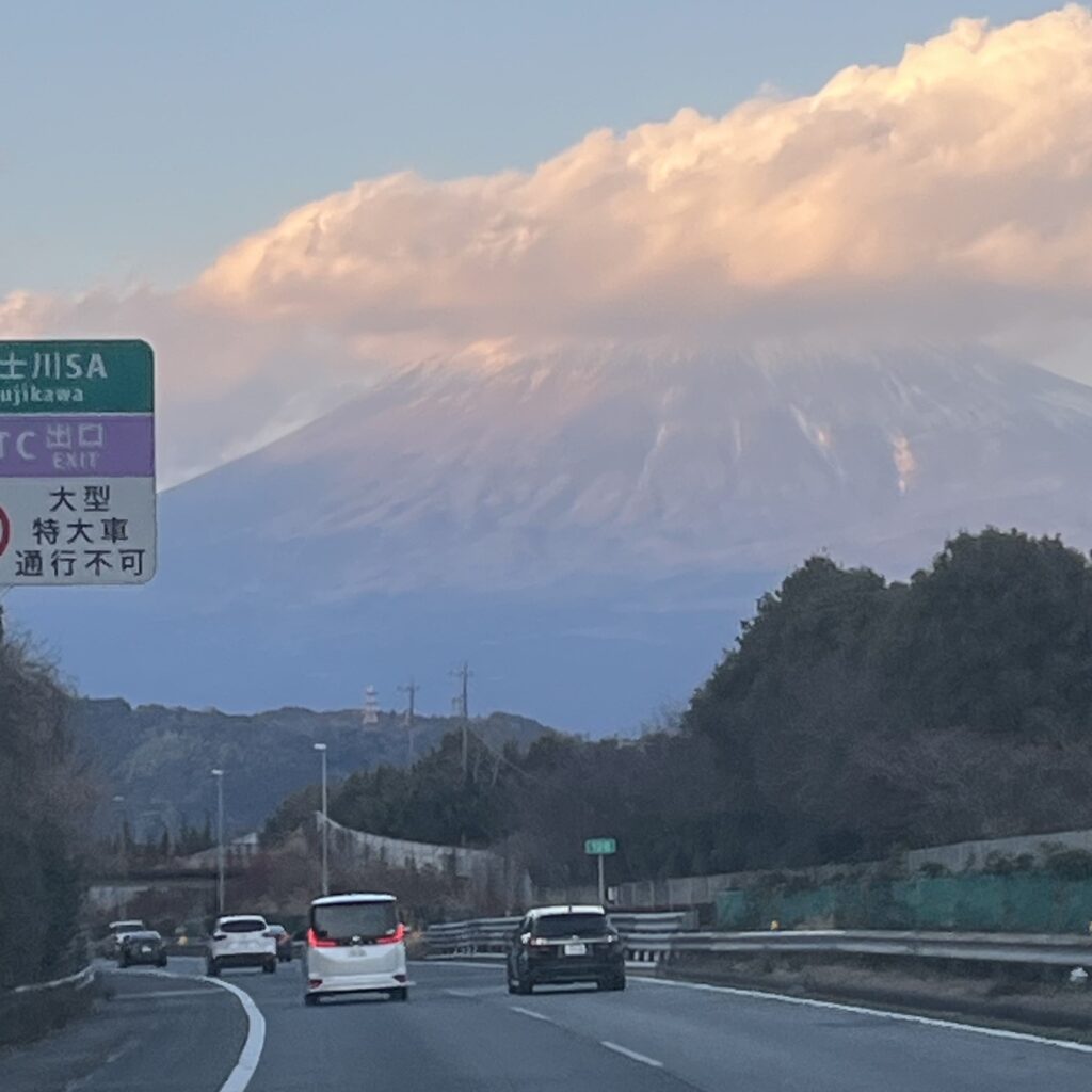 富士山に近づくにつれどんどん大きく見え、雄大な富士山が見える道が数十キロも続く