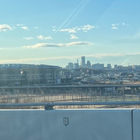 神奈川7号横浜北西線から見える横浜中心部、高層ビル群が集中して並んでいる