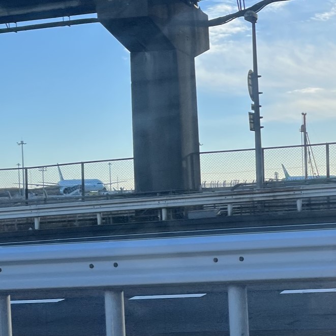 高速道路から見える羽田空港にはジャンボジェット機が止まっている