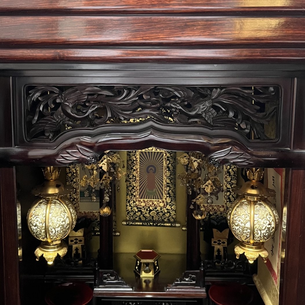 職人が磨き艶出を施した仏壇内部の装飾部分、本来の木の深い茶色も蘇り光輝いている