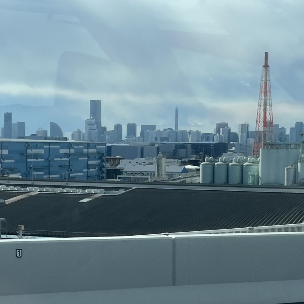 神奈川7号横浜北西線から見える横浜中心部、高層ビル群やマンションが集中して並んでいる