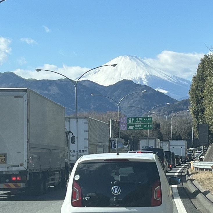 東名高速、神奈川県足柄上郡大井町から見える富士山、周りの山々より明らかに高く雲がかかって無く山頂まで綺麗に見える