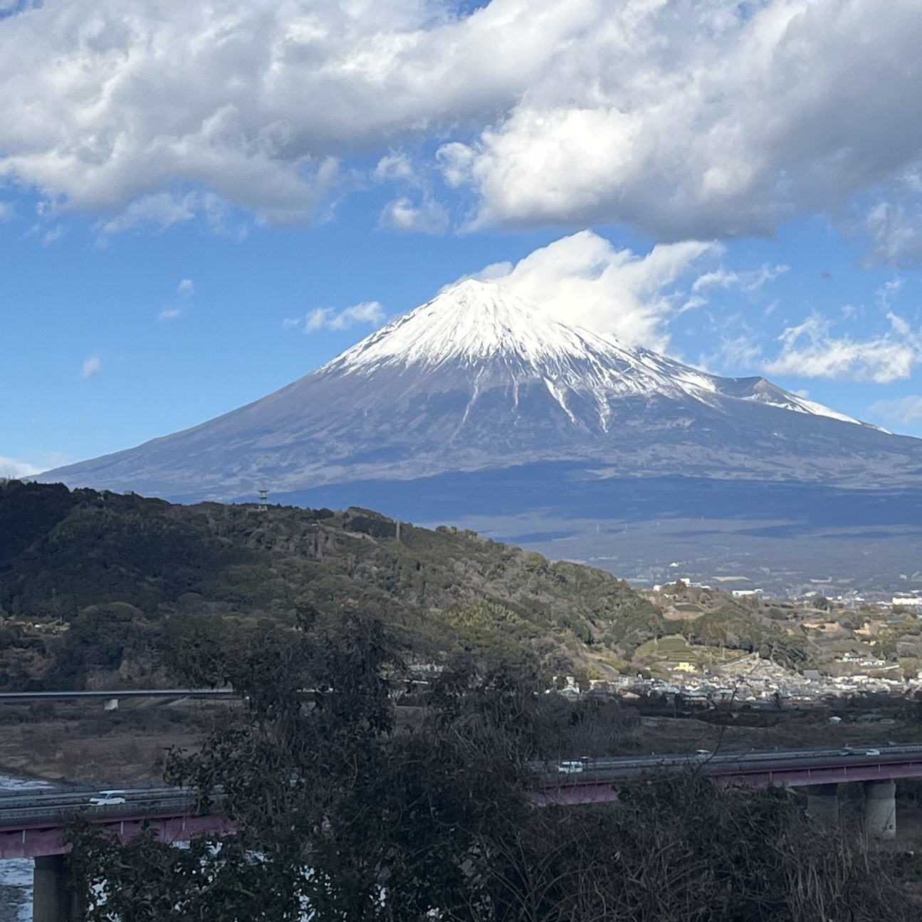 東名高速、静岡県富士市の富士川サービスエリアから望む富士山、雄大な富士山の裾野には富士市の街並みが広がっている