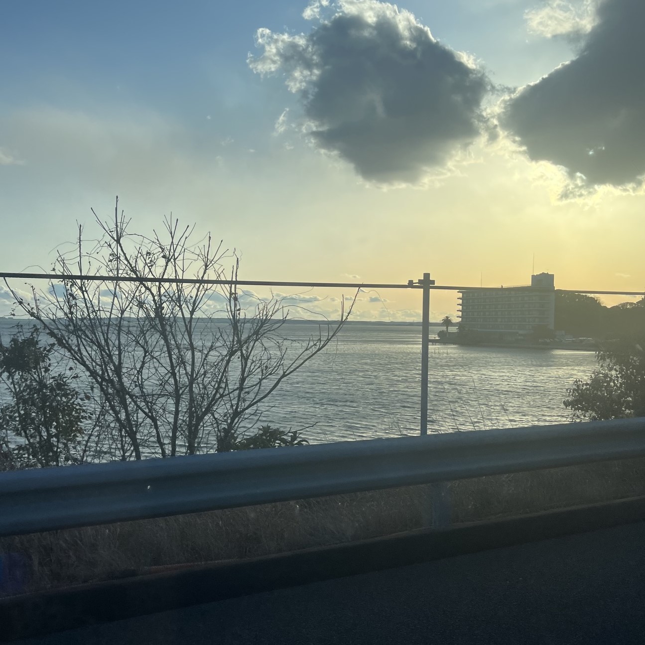 夕暮れ時の浜名湖、穏やかな広い湖と空は夕焼けで優しく輝いている