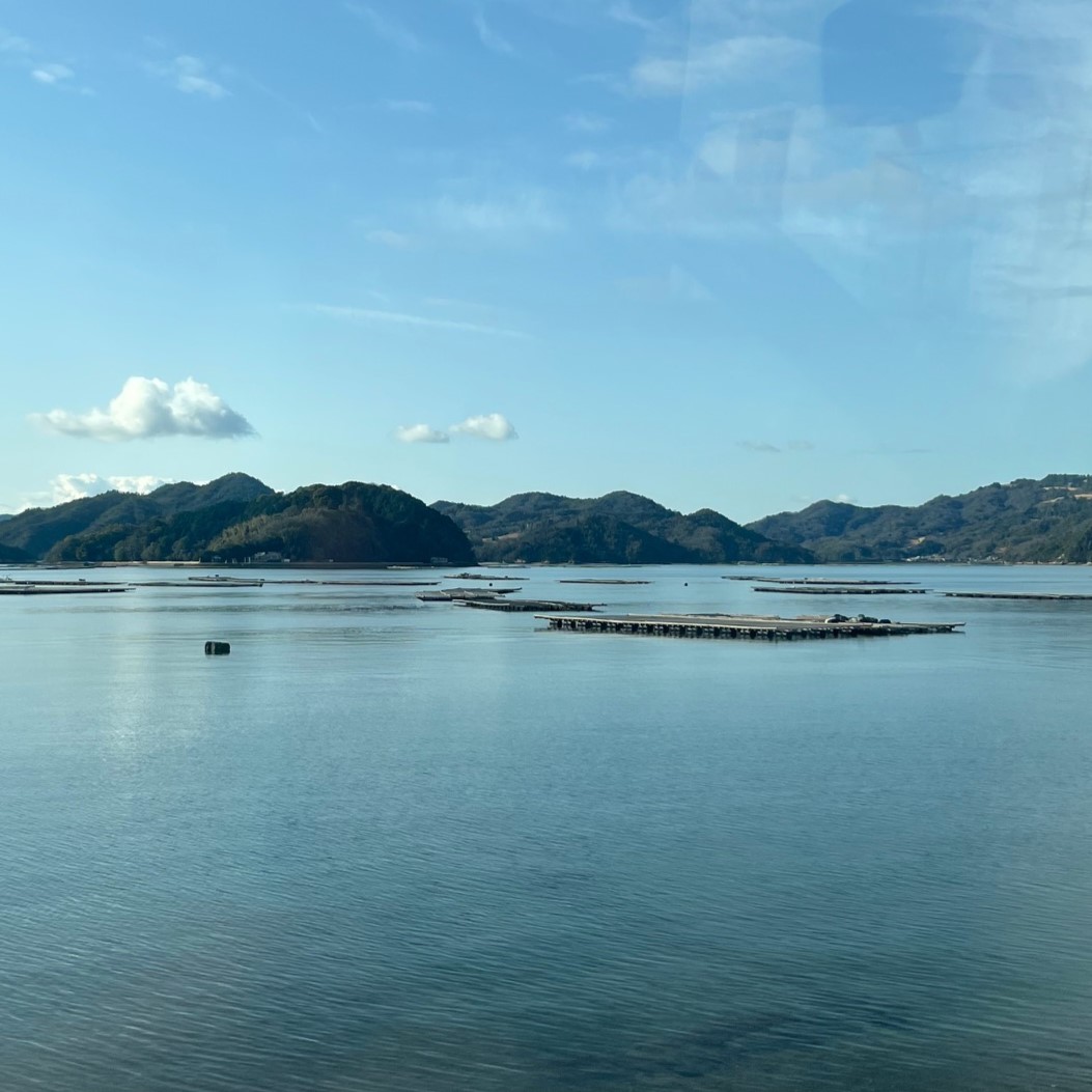 お仏壇を積み込み広島市南区に向かい通った道沿いには青い瀬戸内海が広がっている。