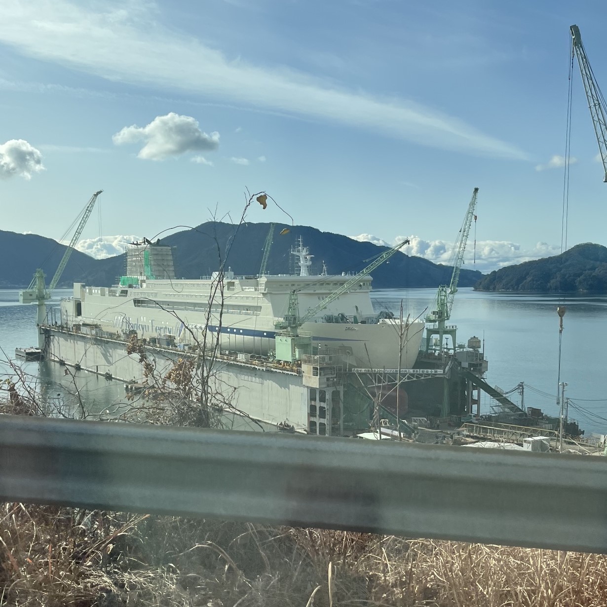 海沿いの造船所でフェリーの修理をしている