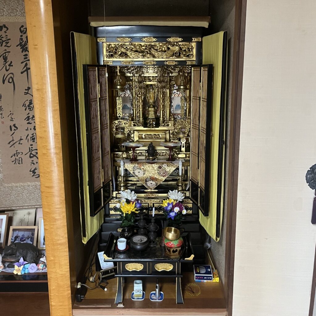 引越し移動前の呉市の金仏壇、黒漆に金箔が貼られたお仏壇が綺麗に仏間に納められている