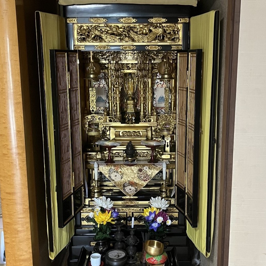 磨き艶出し仕上げ前のお仏壇。漆部分全体が長年の煤や油分でくるんでいる
