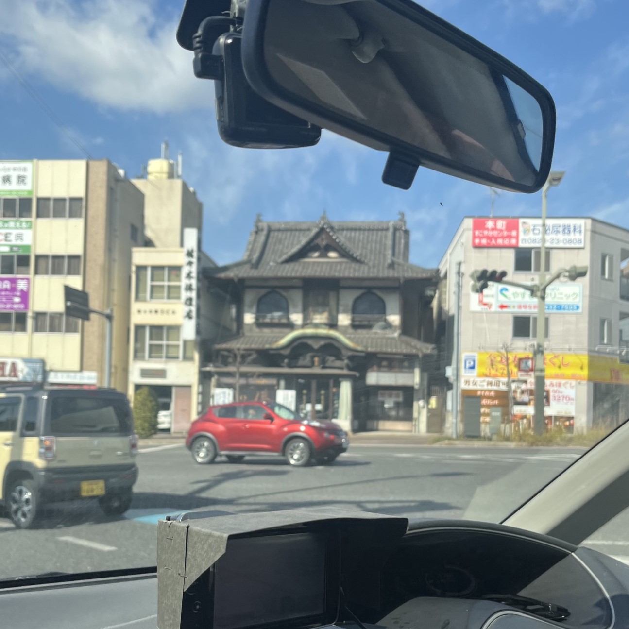 呉市街地、近代的な建物の間にお寺のような歴史ある建物がある