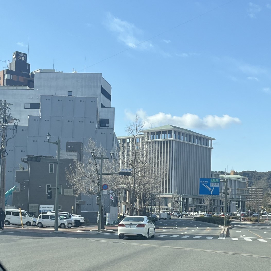 呉市中心部では近代的なビルやマンション、ショッピングモールが並んでいる