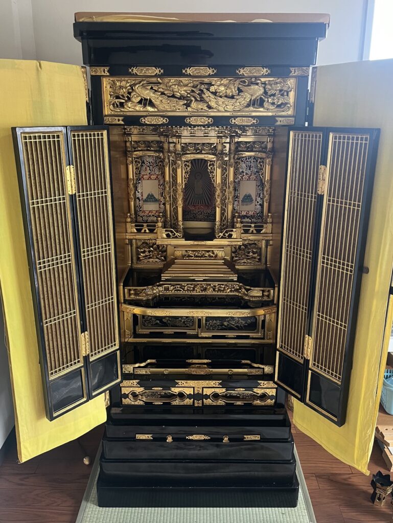 磨き艶出し仕上げ後のお仏壇の全体像、漆部分全体が黒く輝いている