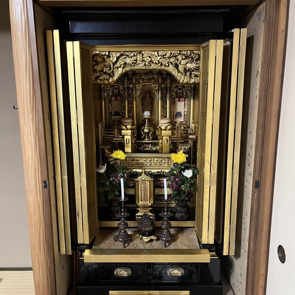仏間にきっちりと収まった金仏壇