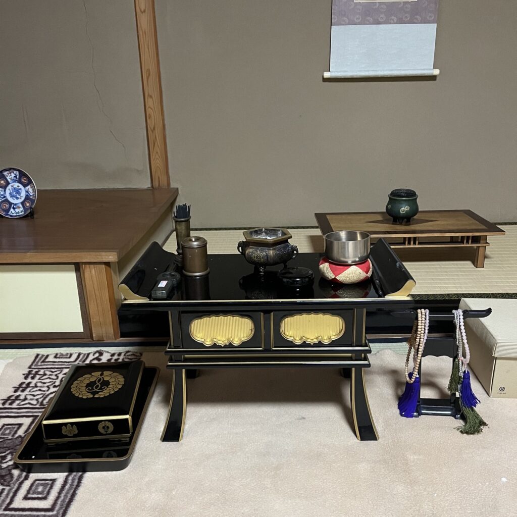 お経机の上にはお鈴や香炉、線香立てが綺麗に並べられている