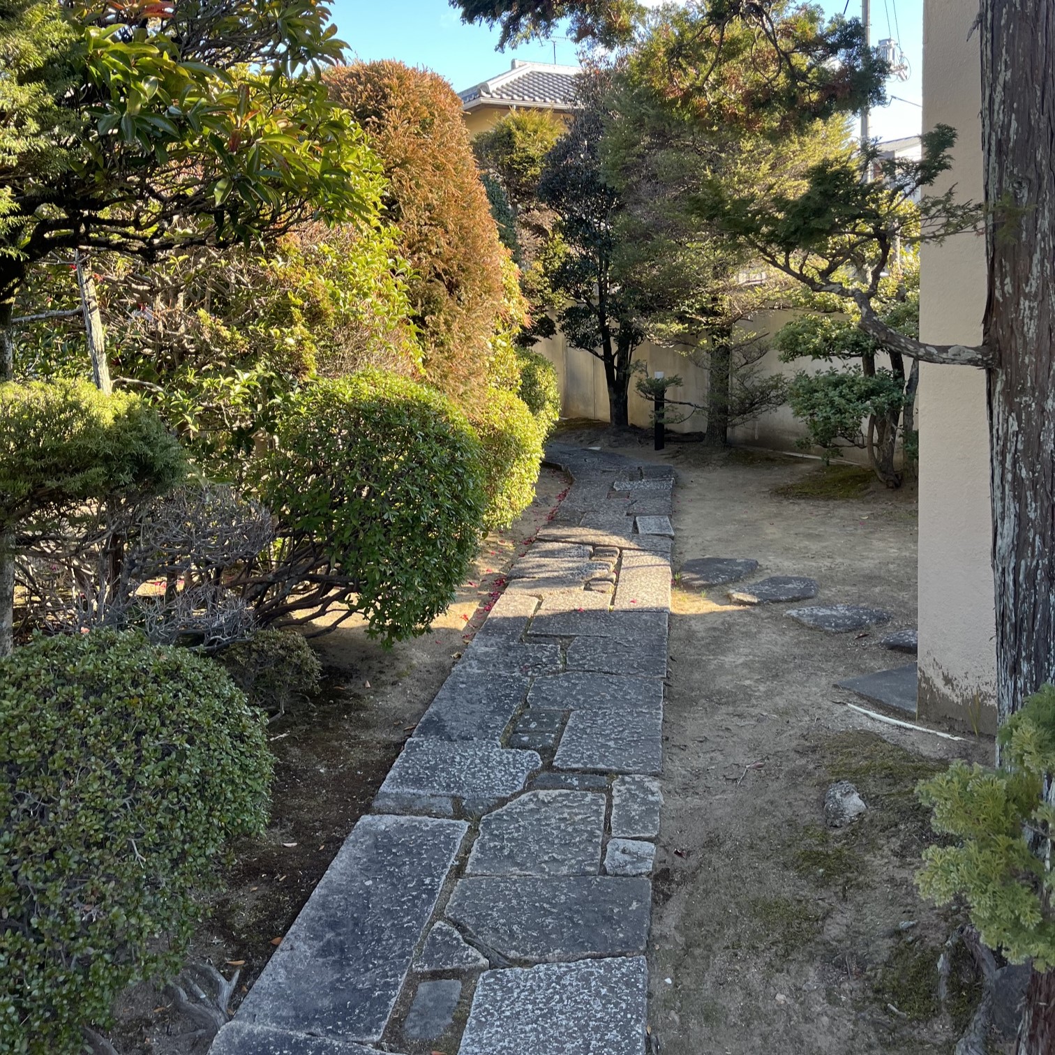 庭の木々は綺麗に整えられ石畳の道が続く