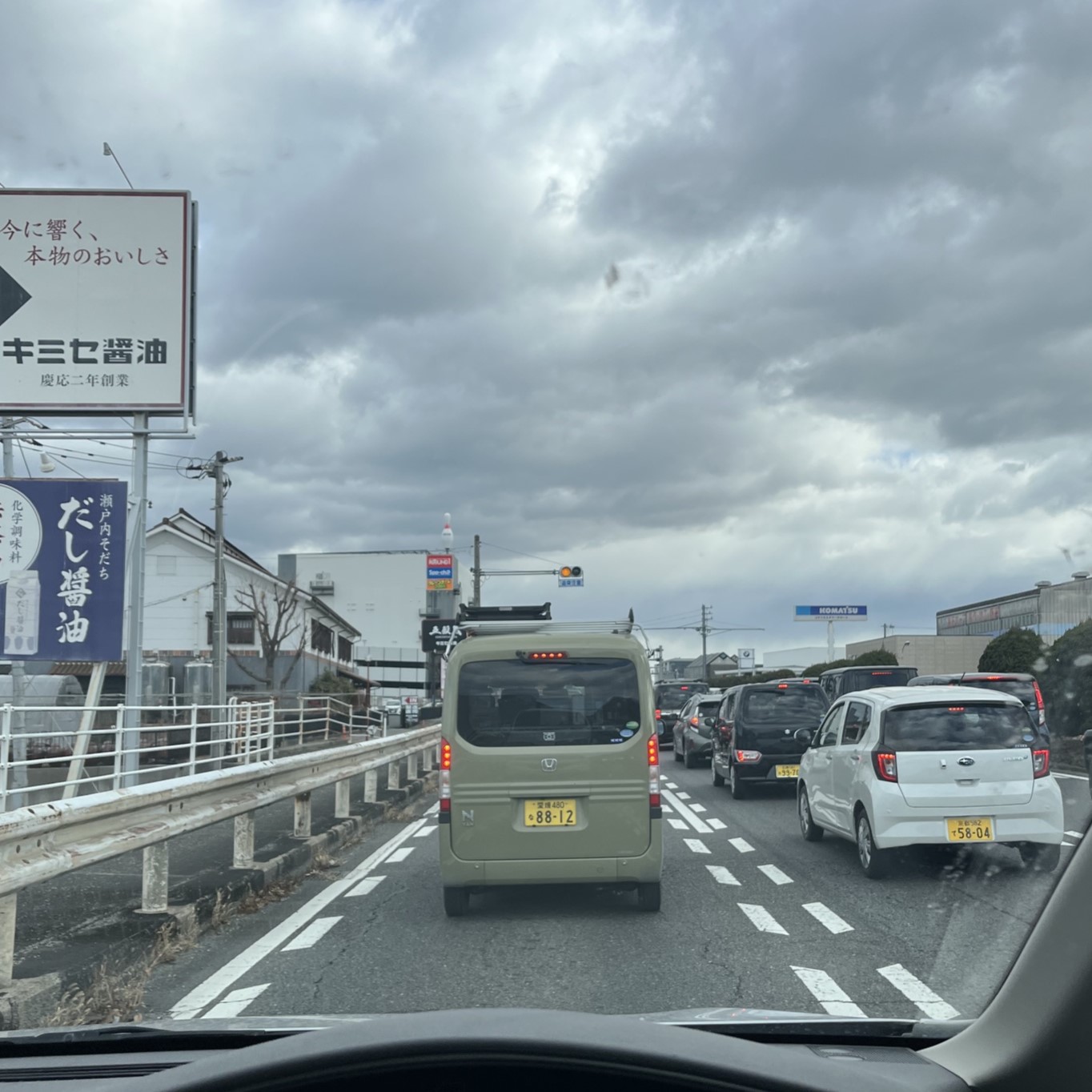 お仏壇や仏具を丁寧に梱包し、車に積み込み、岡山市へ向かう。車が多くて3車線の道路が渋滞している