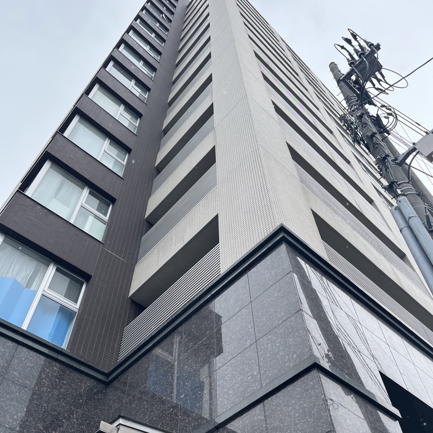 お仏壇を納める岡山市のマンション、白と茶色の壁で近代的な高層マンション