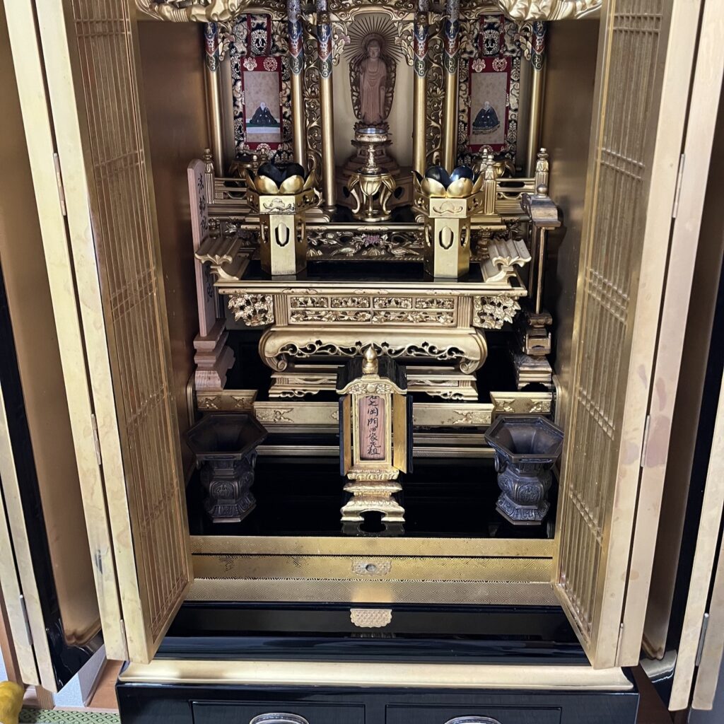 お仏壇内部には黒の花瓶や金色の仏具が綺麗に並べられている