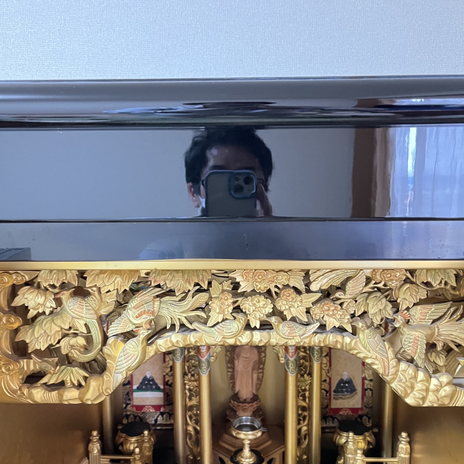 磨き艶出し仕上げ後の漆部分、顔が映り込むほど綺麗になり、漆本来の輝きが蘇っている