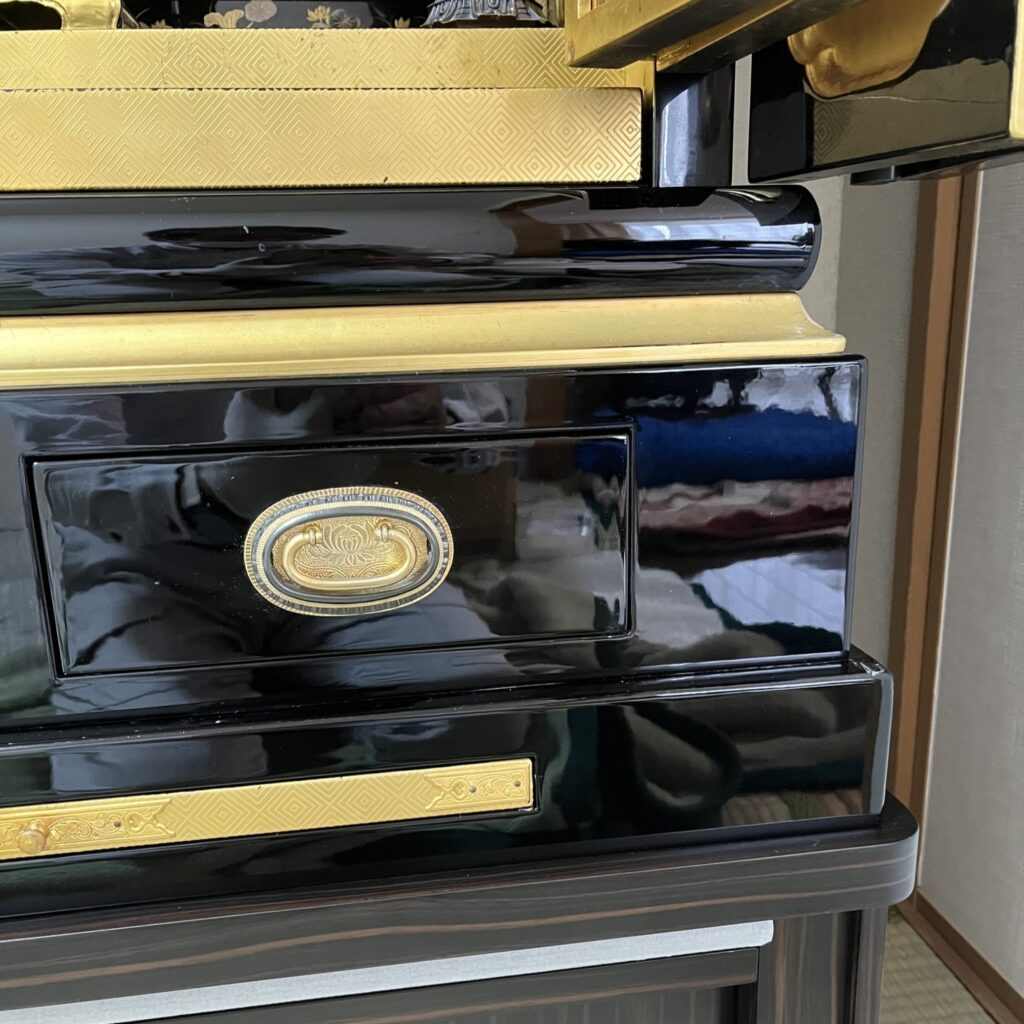 磨き艶出し仕上げ後の下台部分、顔が映り込むほど綺麗になり、漆本来の輝きが蘇っている
