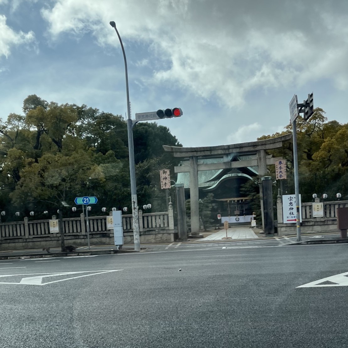 神社の前には大きな木と道沿いには大きな鳥居が建てられている