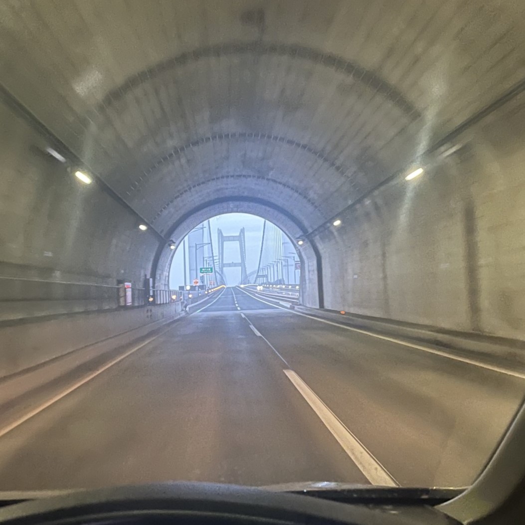 四国方面へ向かう高速道路のトンネルの出口には瀬戸大橋が見える