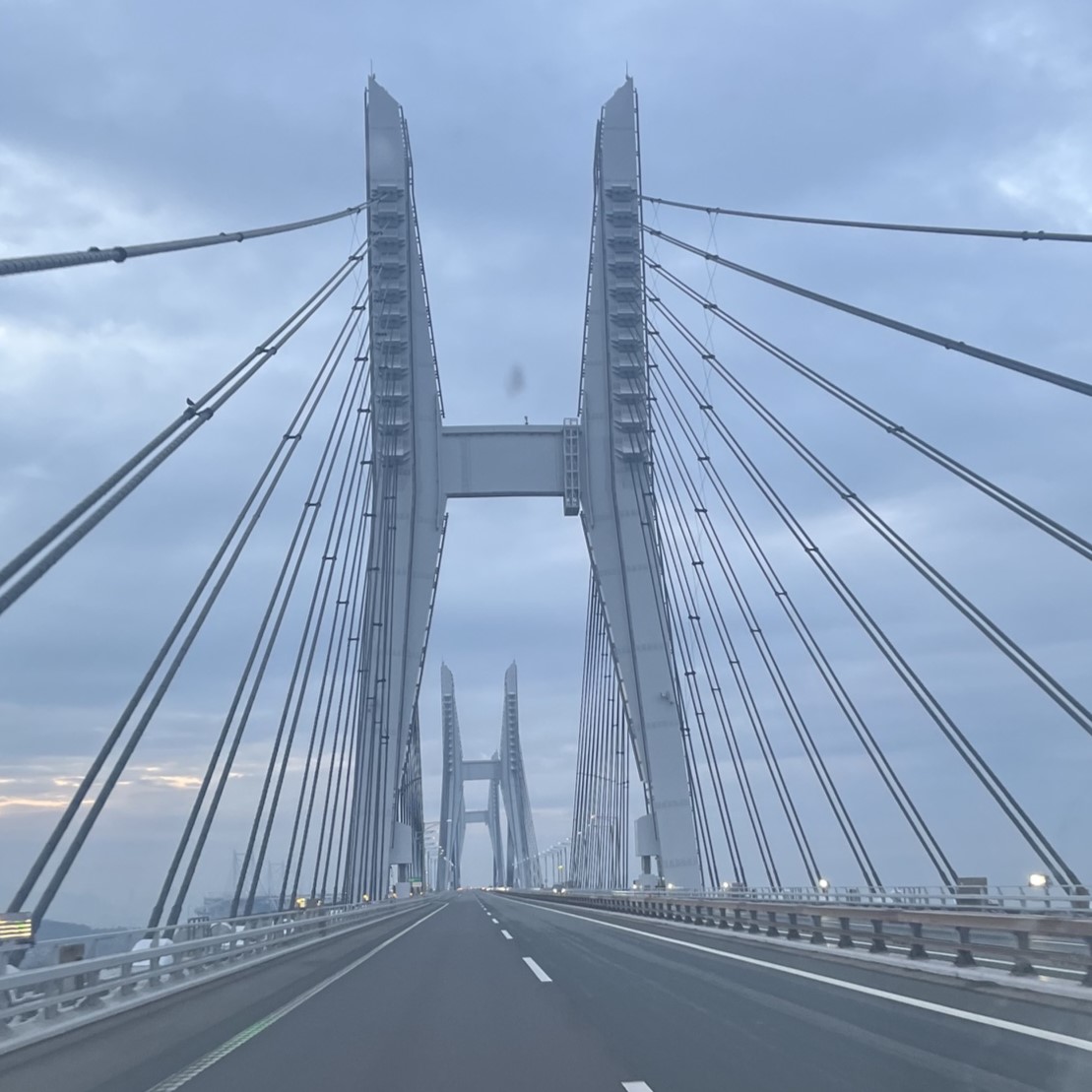 瀬戸大橋、陸橋がとても高く、下には瀬戸内海が広がる